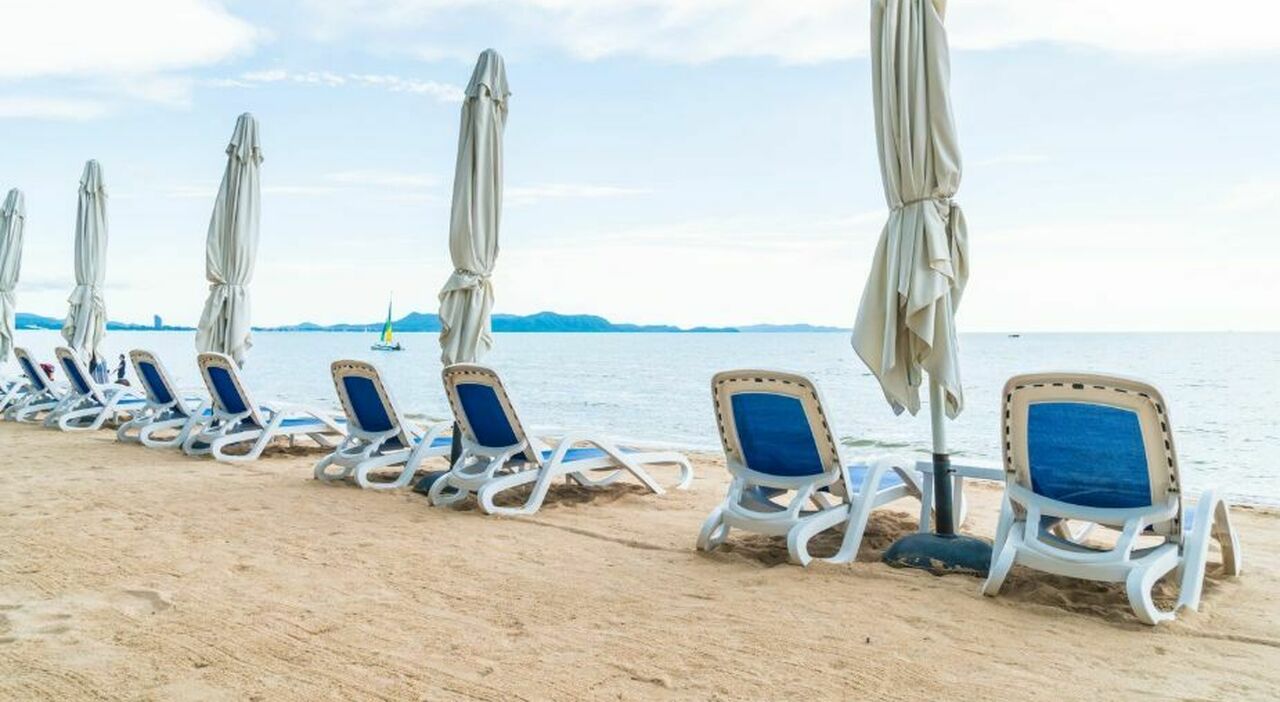 https://statics.cedscdn.it/photos/MED_HIGH/2025/08/27/9033535_27102524_stabilimento_senza_bambini_spiaggia_ristorante_turista_indignato_milano_marittina_oggi_27_8_2025.jpg