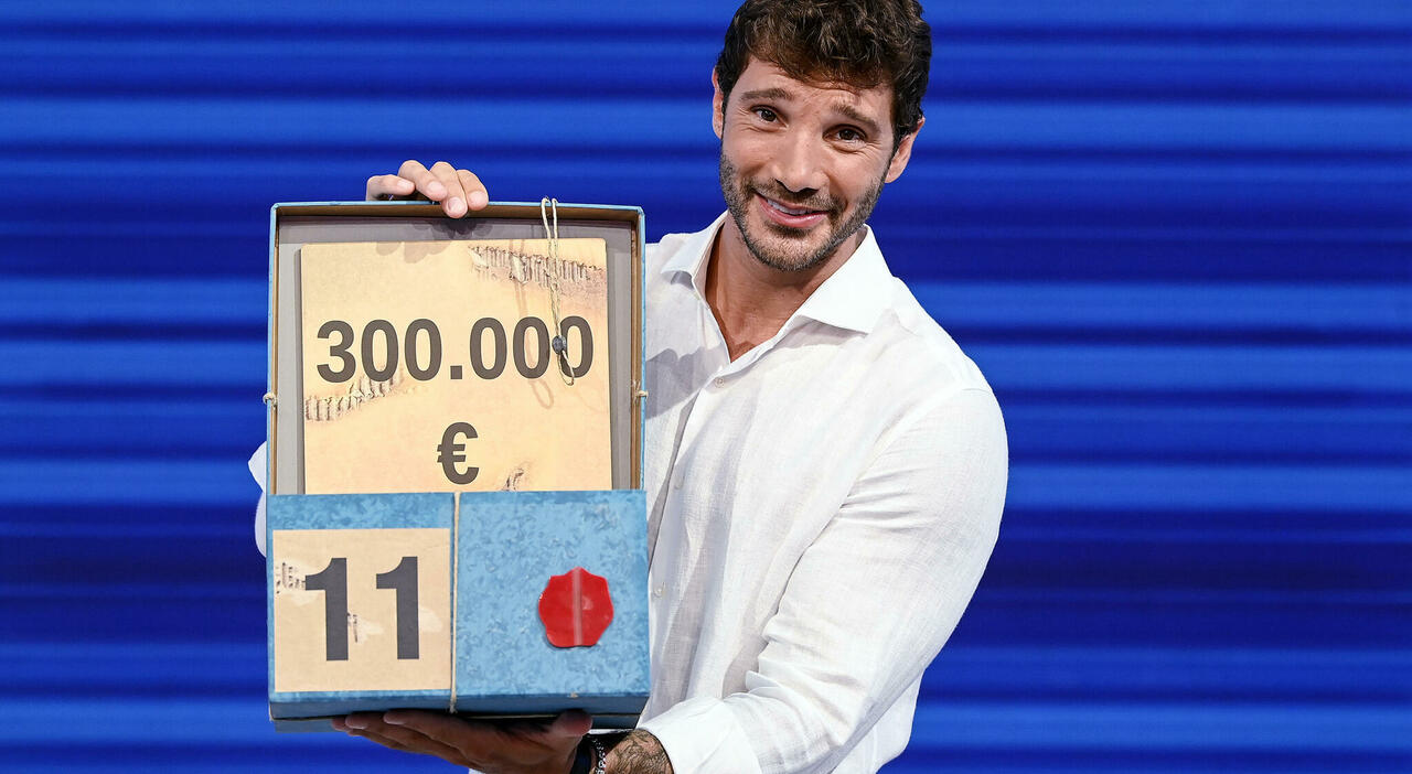 https://statics.cedscdn.it/photos/MED_HIGH/2025/08/27/9033551_27104511_stefano_affari_tuoi.jpg