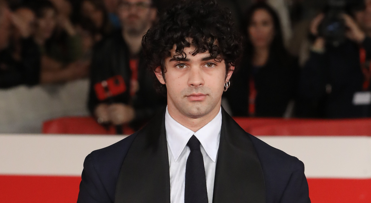 Massimiliano Caiazzo compie 29 anni. Gli esordi in Mare Fuori, l