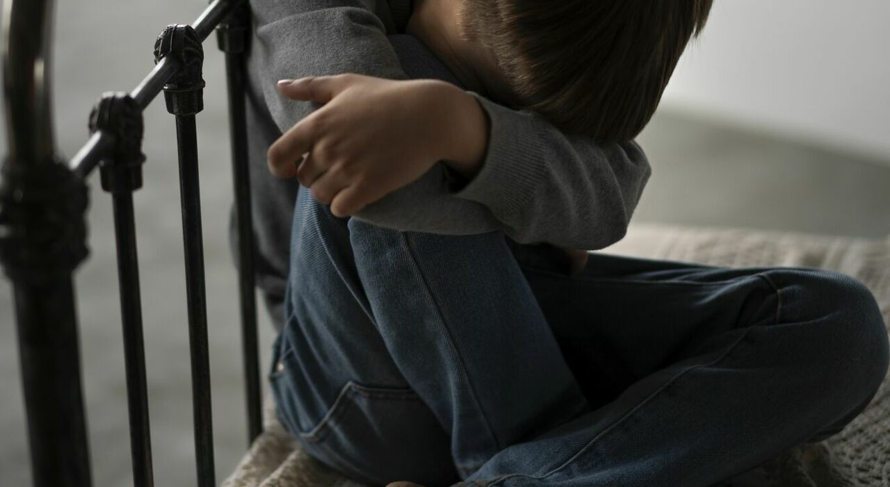 https://statics.cedscdn.it/photos/MED_HIGH/2025/08/27/9033751_27141420_bambini_casa_12_cani_feci_urina_sporcizia_anziani_nonni_malati_mamma_padri_latina_oggi_27_8_2025.jpg