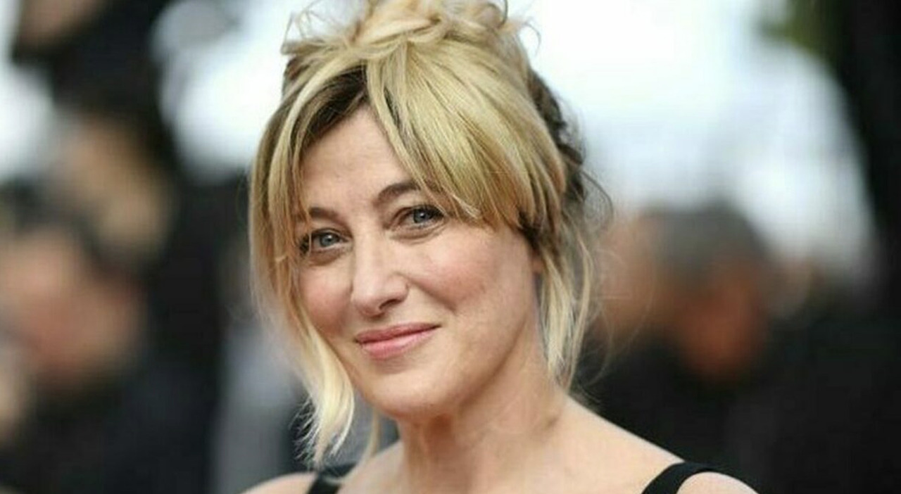 https://statics.cedscdn.it/photos/MED_HIGH/2025/08/27/9033871_27161423_valeria_bruni_tedeschi.jpg