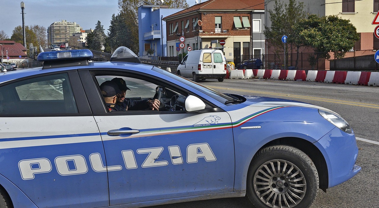Fuori strada choc per colpa di un?ape: auto nel fosso, feriti nonni e nipotina a Falconara Fuori strada choc per colpa di un?ape: auto nel fosso, feriti nonni e nipotina a Falconara
