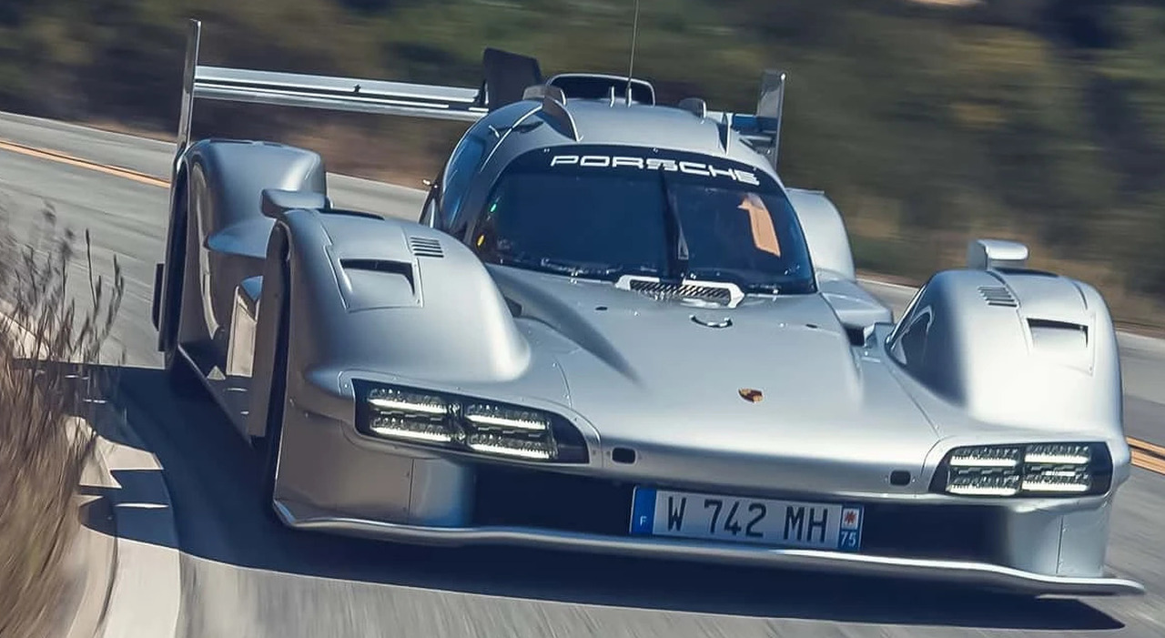 Roger Penske al volante della Porsche 963 RSP