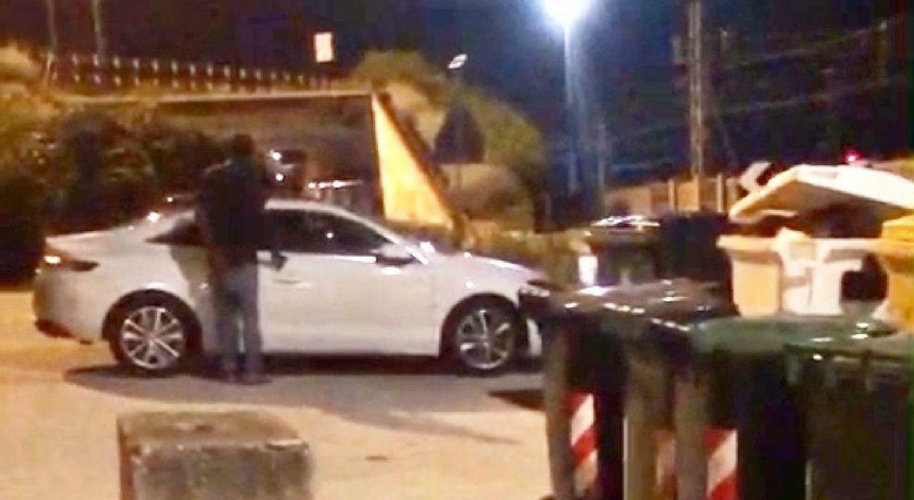 Forza le auto, sfonda un portone e tenta un furto al bar: poi entra in una casa per dormire. Fermato alla Palombella Forza le auto, sfonda un portone e tenta un furto al bar: poi entra in una casa per dormire. Fermato alla Palombella