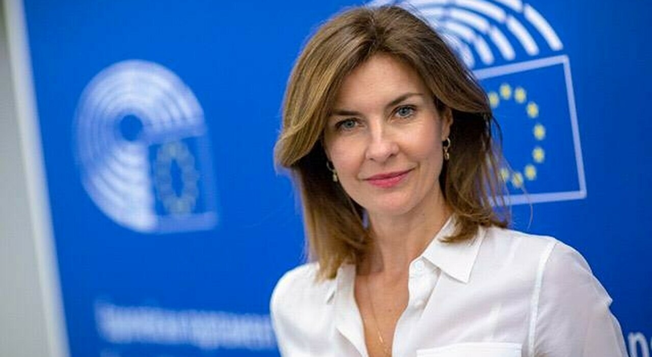 Alessandra Moretti, le foto rubate e modificate messe su un sito pornografico: «Migliaia di immagini in pasto a bestie che istigano alla violenza» Alessandra Moretti, le foto rubate e modificate messe su un sito pornografico: «Migliaia di immagini in pasto a bestie che istigano alla violenza»