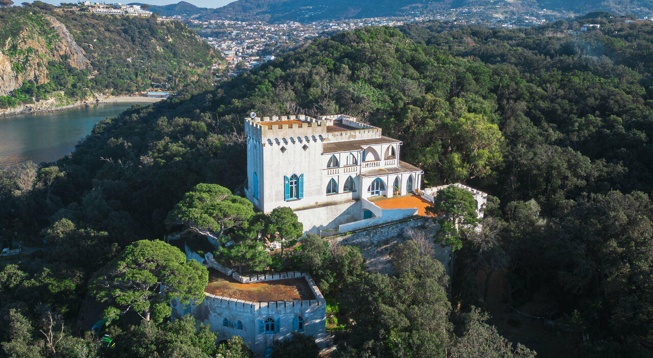 Ischia, l?isola a due facce: a Forio bellezza sfregiata da cantieri, caos e rifiuti Ischia, l?isola a due facce: a Forio bellezza sfregiata da cantieri, caos e rifiuti
