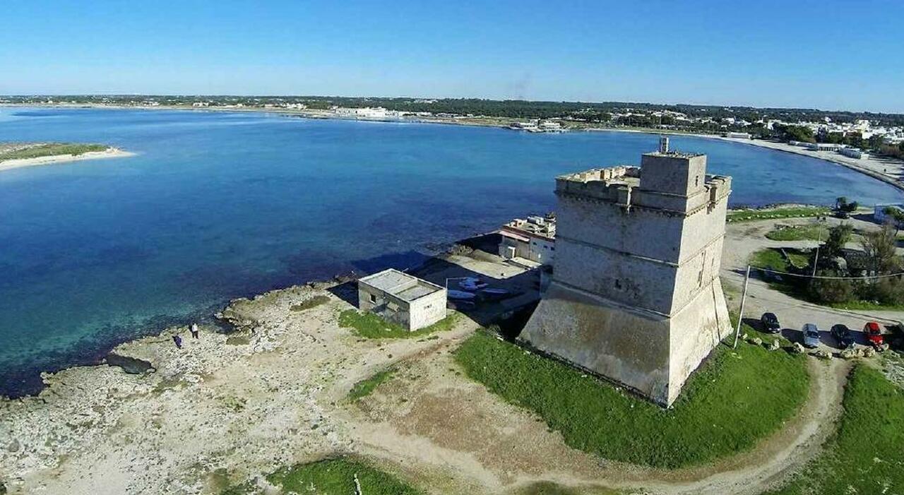 Salento, ventenne in ospedale: «Sono stato accoltellato in spiaggia». Cinquanta punti di sutura