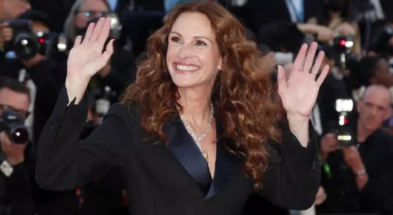 Venezia 2025, Julia Roberts omaggia Guadagnino al Lido: cardigan con il suo volto e un tocco casual con le Superga