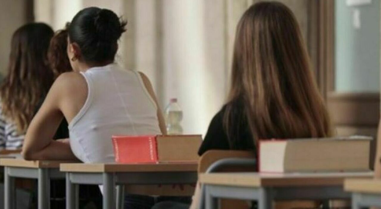 https://statics.cedscdn.it/photos/MED_HIGH/2025/08/28/9035509_28123342_studentesse_denuncia_molestie_prof_preside_non_segnala_licenziata_ricorso_perso_salerno_oggi_28_8_2025.jpg