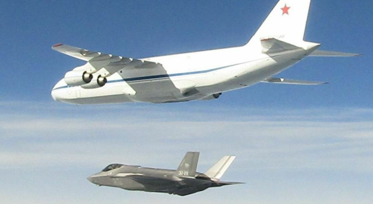 Scramble in Estonia, due F 35 italiani intercettano velivolo russo. «Protezione del fianco Est» Scramble in Estonia, due F 35 italiani intercettano velivolo russo. «Protezione del fianco Est»