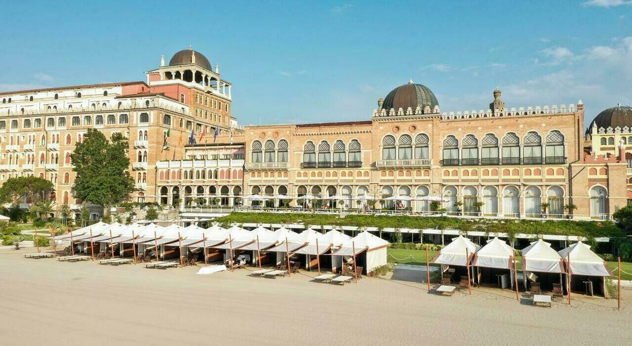 https://statics.cedscdn.it/photos/MED_HIGH/2025/08/28/9035666_28155052_hotel_excelsior_venezia_prezzi_lettini_spiaggia_capanne_stanze_costi_2025_ultimissime_oggi.jpg