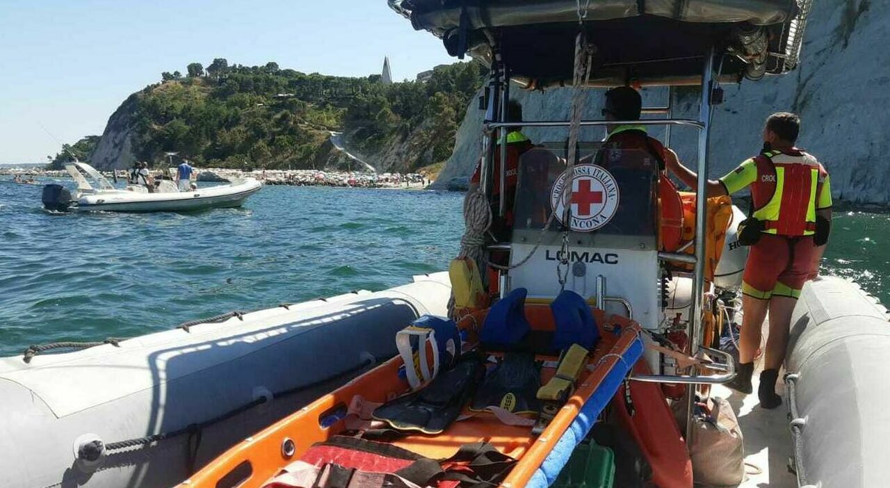 Ragazza di 23 anni morta in acqua davanti agli amici: nuotavano nel mare molto mosso Ragazza di 23 anni morta in acqua davanti agli amici: nuotavano nel mare molto mosso