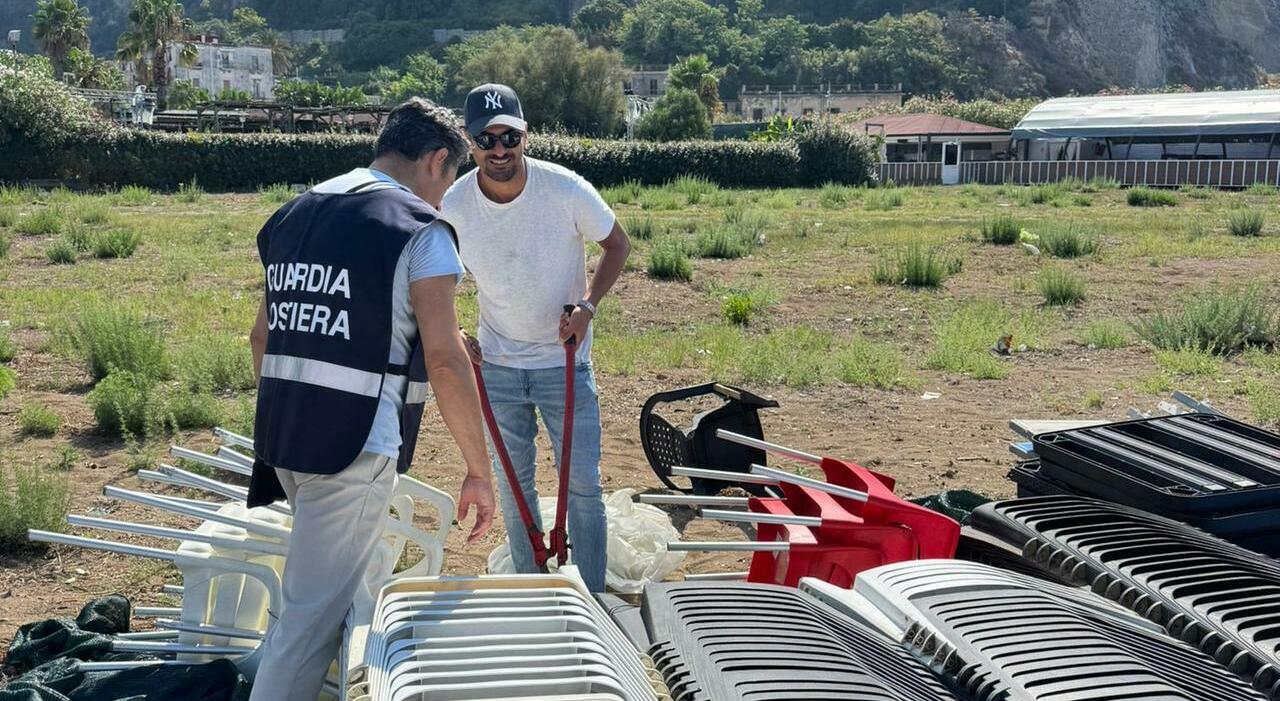 Nisida Coroglio, spiagge assediate dagli abusivi: scatta il maxi sequestro Nisida Coroglio, spiagge assediate dagli abusivi: scatta il maxi sequestro