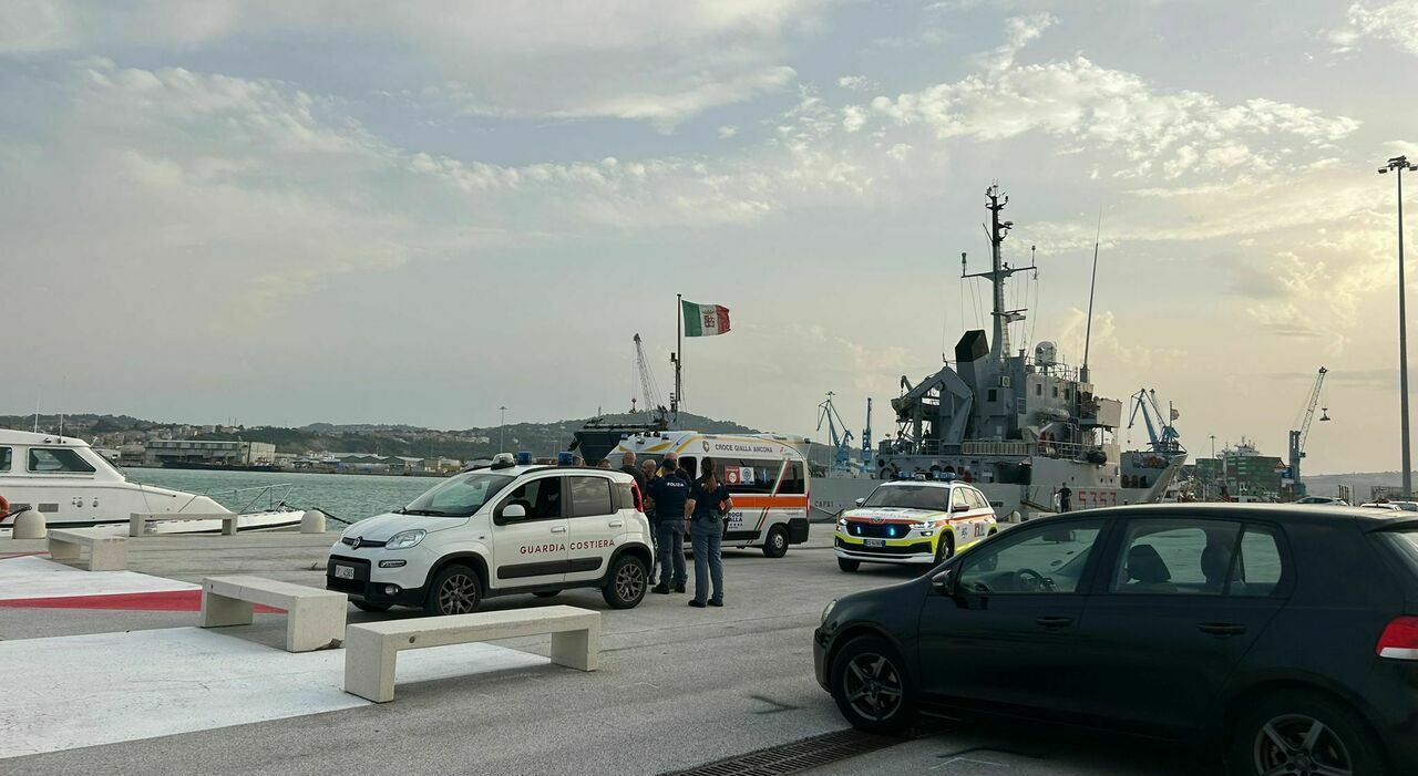 Ancona, nuova tragedia in mare: cade in mare e viene dilaniato dall Ancona, nuova tragedia in mare: cade in mare e viene dilaniato dall