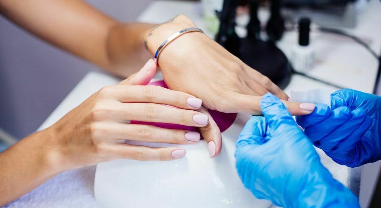 https://statics.cedscdn.it/photos/MED_HIGH/2025/08/28/9035911_28195826_gel_semipermanente_unghie_vietati_perche_alternative_manicure_oggi_28_8_2025.jpg