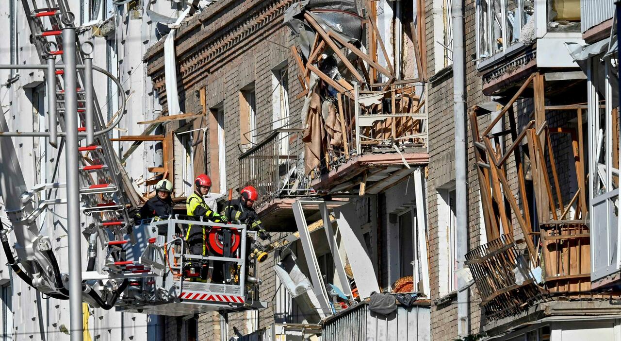 Guerra Ucraina, inferno di bombe su Kiev: 19 morti, colpita la sede Ue. Uccisi 4 bimbi