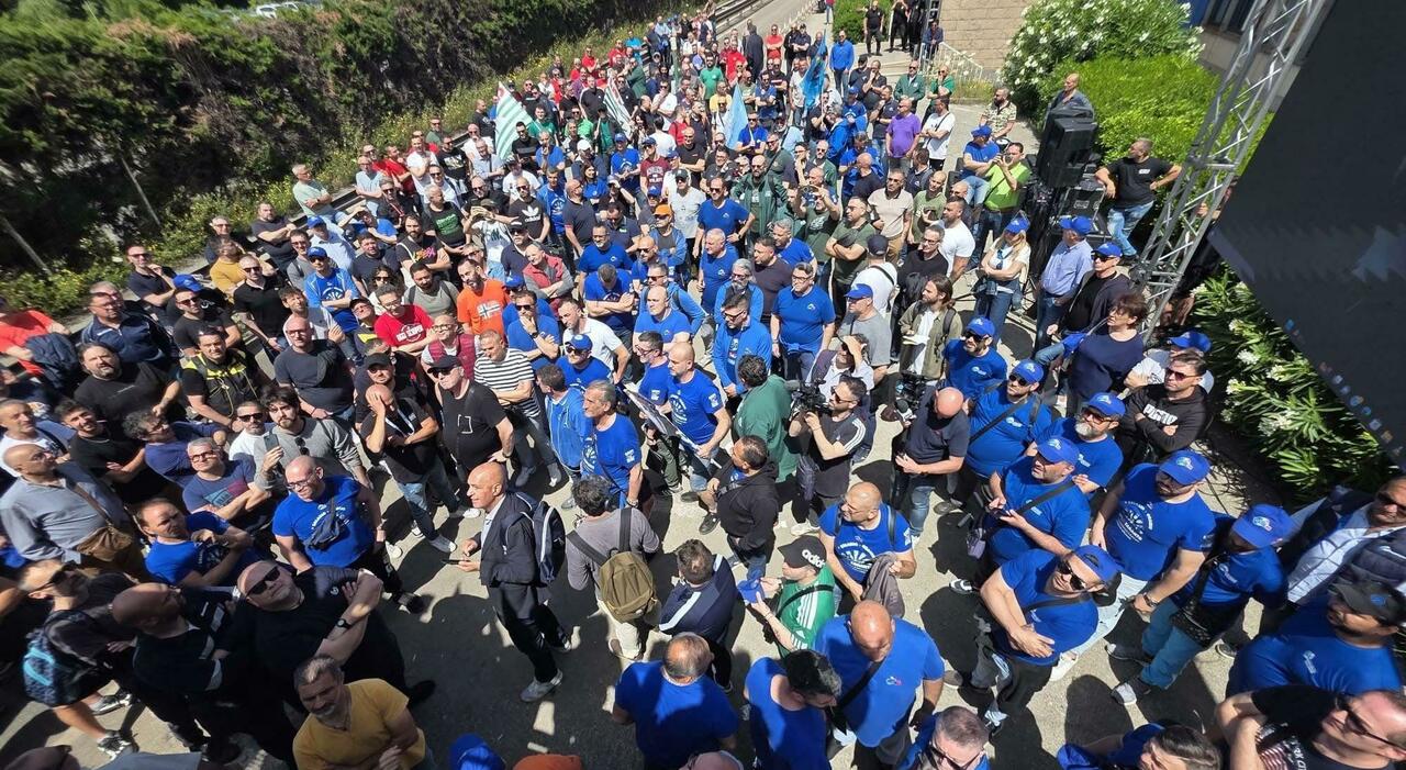 I metalmeccanici a Roma: «Spiegheremo ai politici le incertezze degli operai» I metalmeccanici a Roma: «Spiegheremo ai politici le incertezze degli operai»