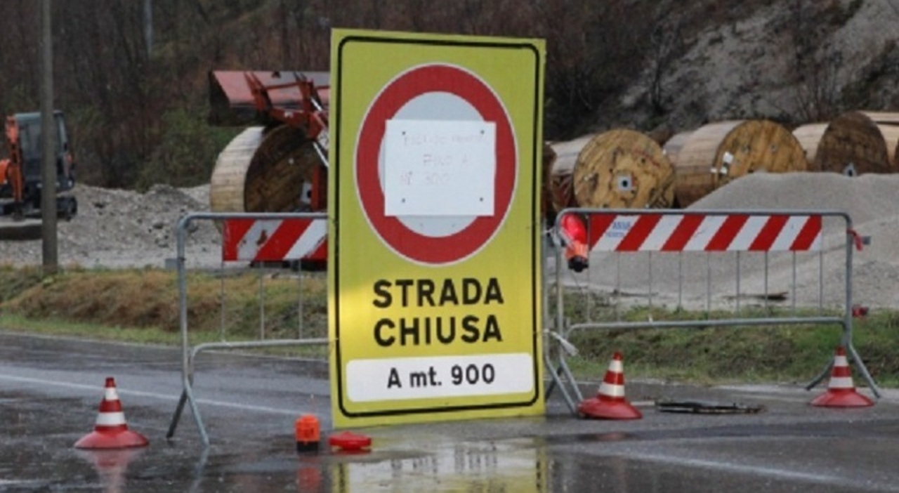 alemagna chiusa allaltezza di san vito di cadore per una nuova colata di fango e detriti in corso le operazioni di lavaggio