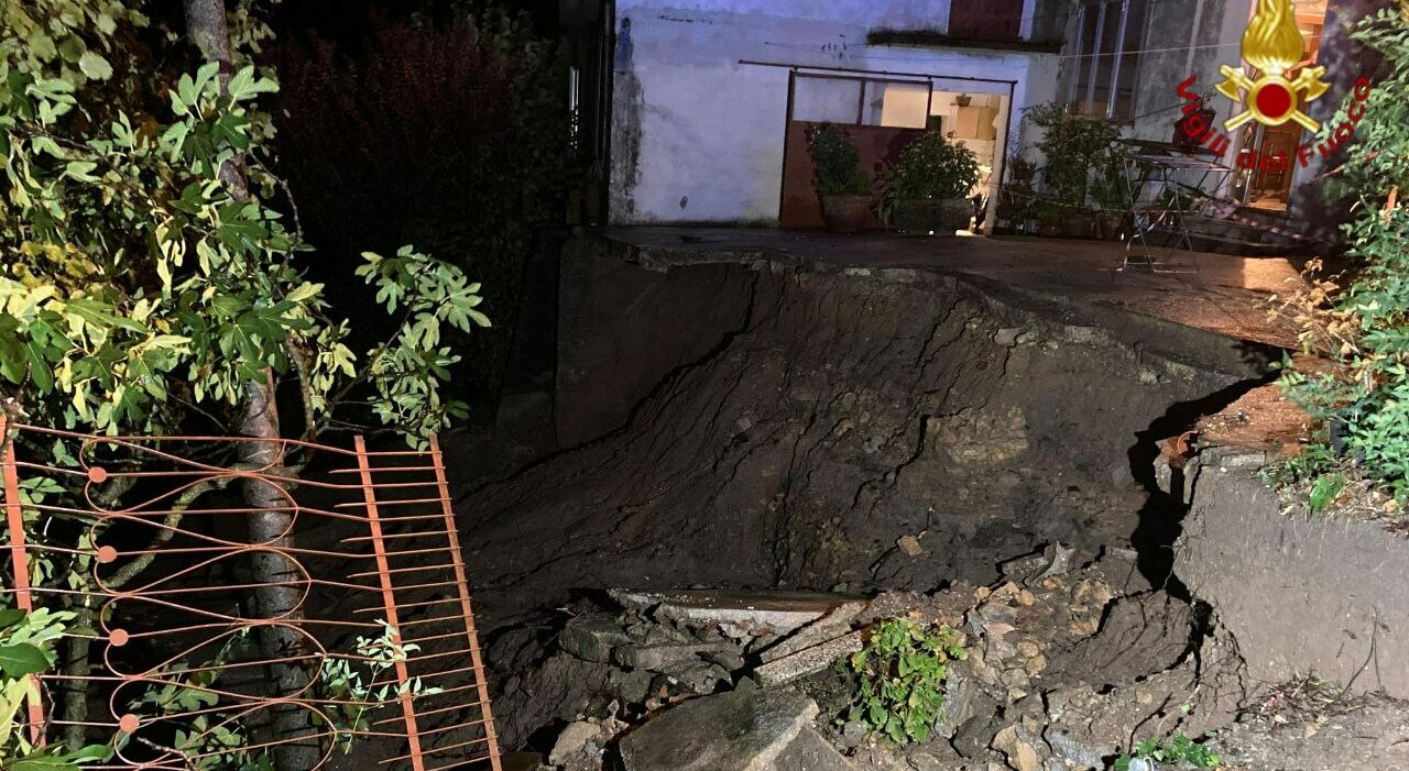 Frana nel Vicentino, la voragine si apre vicino alle case e danneggia le tubature del gas: evacuati i residenti (e due persone disabili) Frana nel Vicentino, la voragine si apre vicino alle case e danneggia le tubature del gas: evacuati i residenti (e due persone disabili)