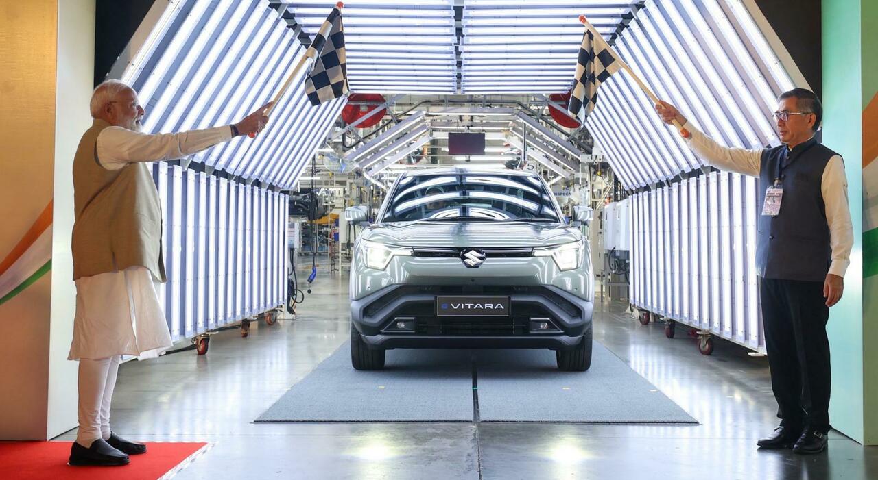 Il primo ministro indiano Narendra Modi, assieme al premier dello Stato del Gujarat Bhupendra Patel, all'evento ufficiale con cui Suzuki ha avviato la produzione della e-Vitara 100% a batteria presso lo stabilimento di Ahmedabad nel Gujarat