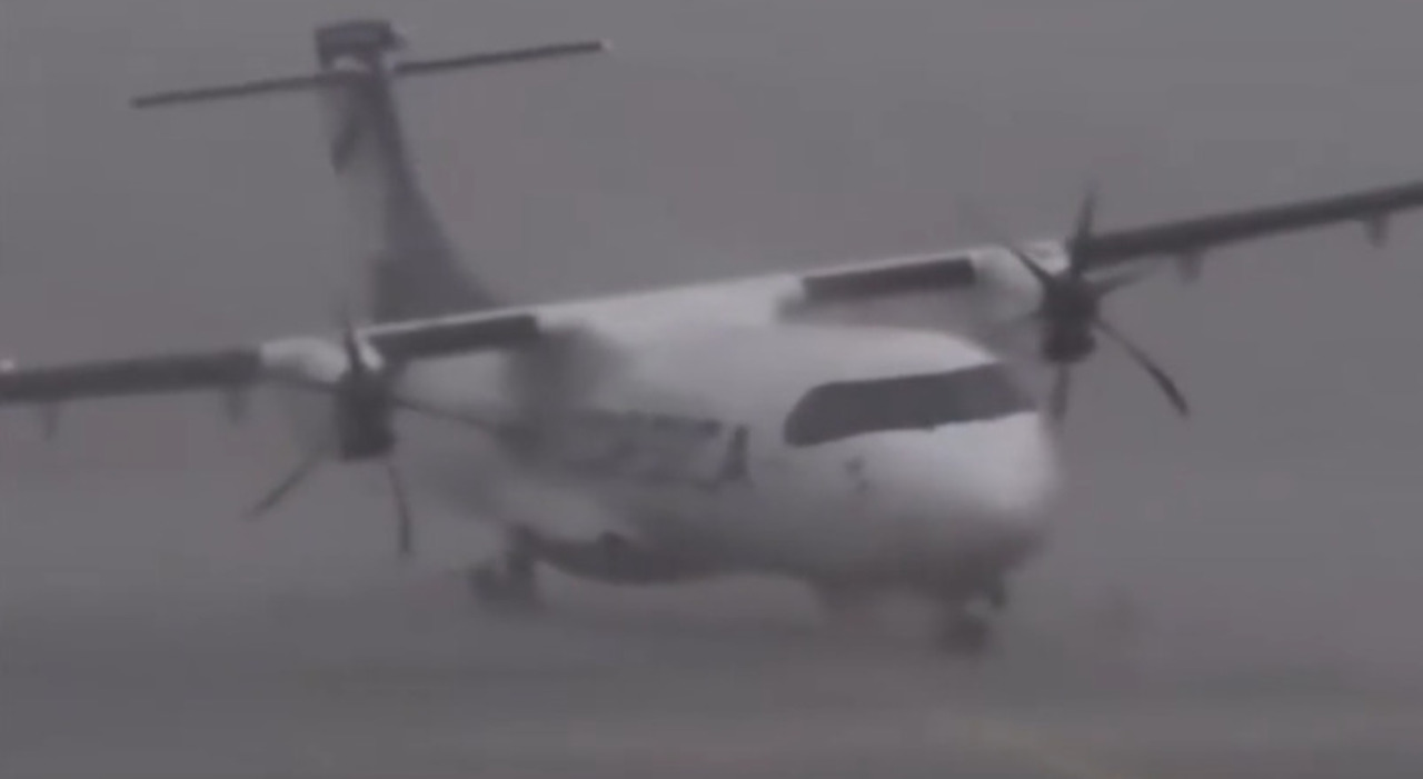 https://statics.cedscdn.it/photos/MED_HIGH/2025/08/29/9037423_29143136_tempesta_pista_atterraggio_raffiche_vento_spostano_aereo_corsica.jpg