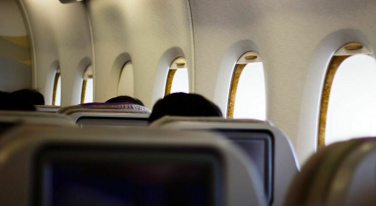 https://statics.cedscdn.it/photos/MED_HIGH/2025/08/29/9037518_29163747_aereo_bagni_non_funzionanti_personale_bordo_aereo_pipi_bottiglie_australia_oggi_29_8_2025.jpg