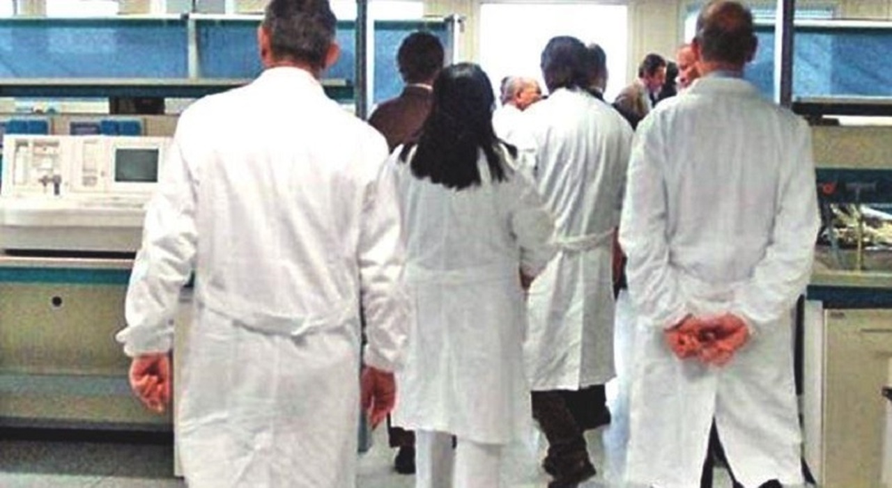 Aggredisce medici e infermieri del pronto soccorso: «Voleva entrare in Psichiatria con un coltello». Paziente 53enne fermato con il taser Aggredisce medici e infermieri del pronto soccorso: «Voleva entrare in Psichiatria con un coltello». Paziente 53enne fermato con il taser