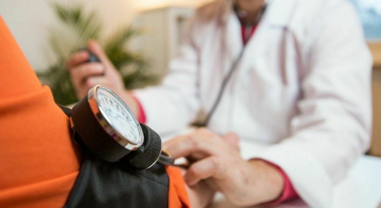 Medico di base aggredito nel suo studio: «Preso a pugni da un paziente, è grave in ospedale». Sarà operato al viso Medico di base aggredito nel suo studio: «Preso a pugni da un paziente, è grave in ospedale». Sarà operato al viso