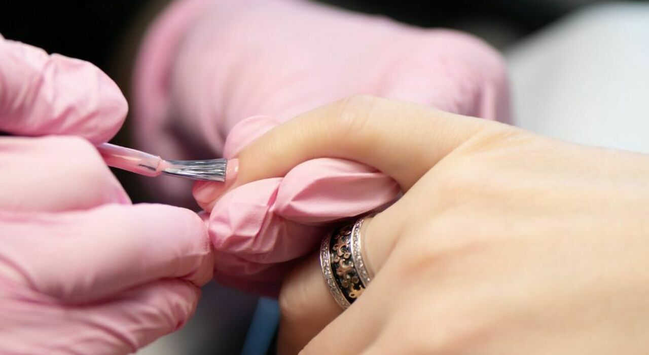Gel e semipermanente vietati, le alternative costano di più? Come cambieranno i prezzi della manicure Gel e semipermanente vietati, le alternative costano di più? Come cambieranno i prezzi della manicure