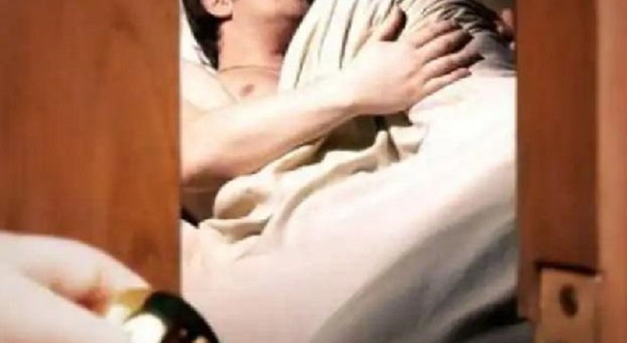 torna a casa prima e trova la moglie a letto con l amico maxi rissa nel condominio spunta anche un coltello marito e amante portati in questura