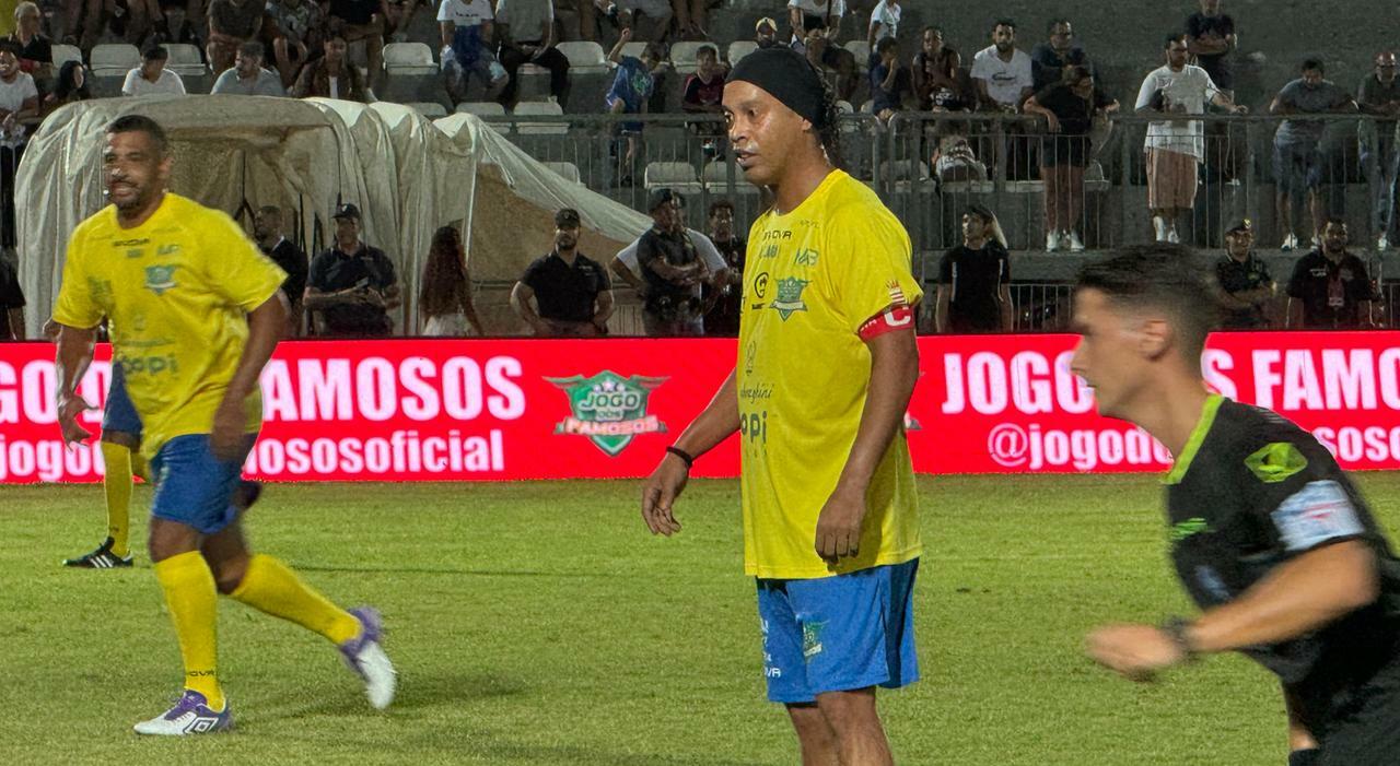 Ronaldinho illumina Barletta: notte magica di gol e campioni Ronaldinho illumina Barletta: notte magica di gol e campioni