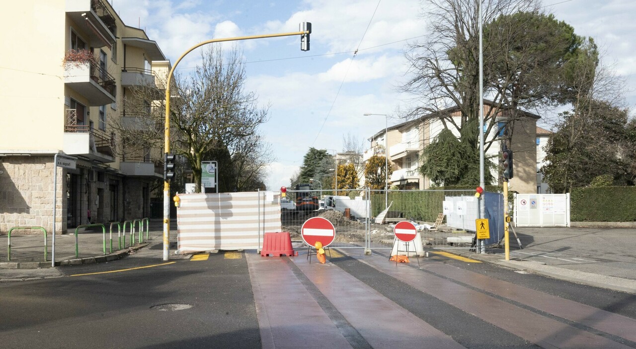 https://statics.cedscdn.it/photos/MED_HIGH/2025/08/30/9038543_30112414_tram_lavori_via_sografi.jpg