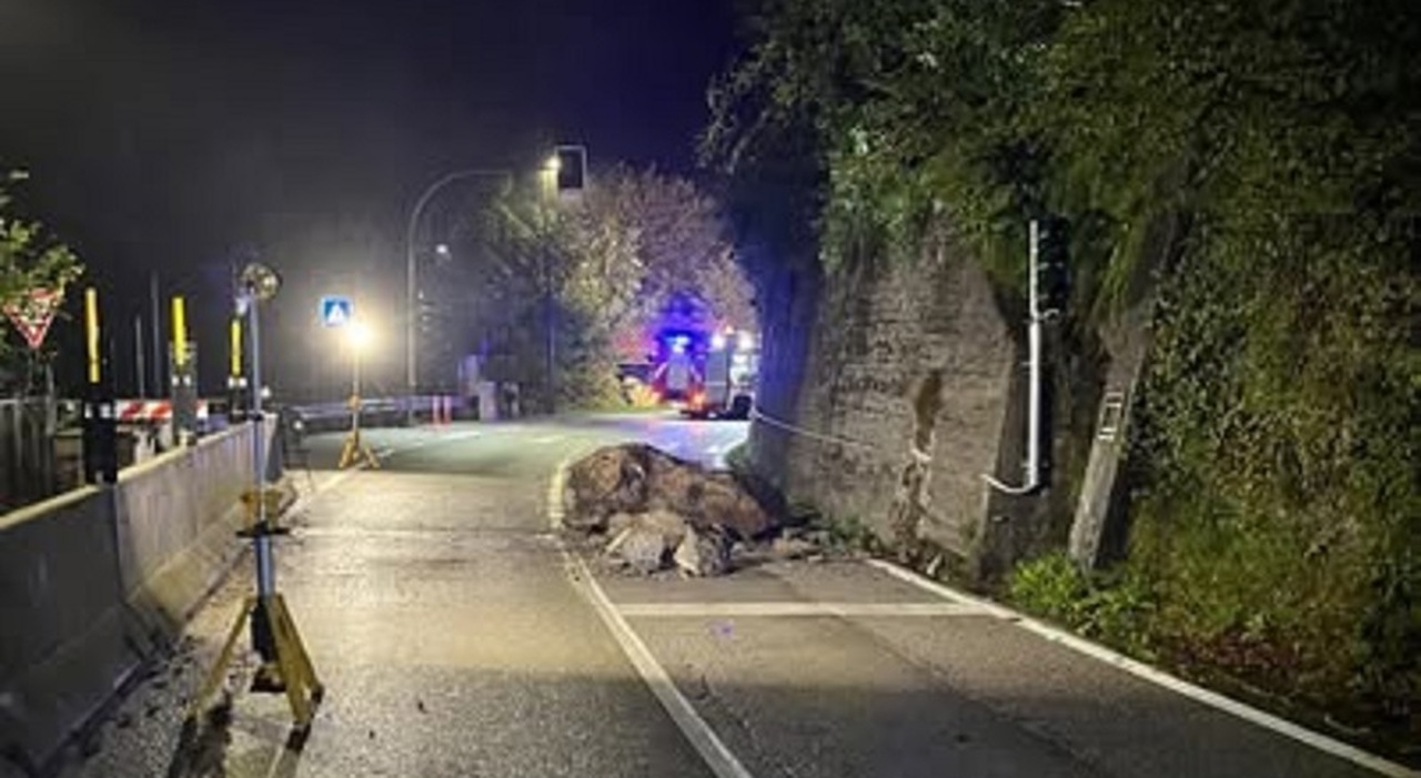 Maltempo, frana in Val di Zoldo: un masso finisce sulla provinciale, strada chiusa al traffico Maltempo, frana in Val di Zoldo: un masso finisce sulla provinciale, strada chiusa al traffico