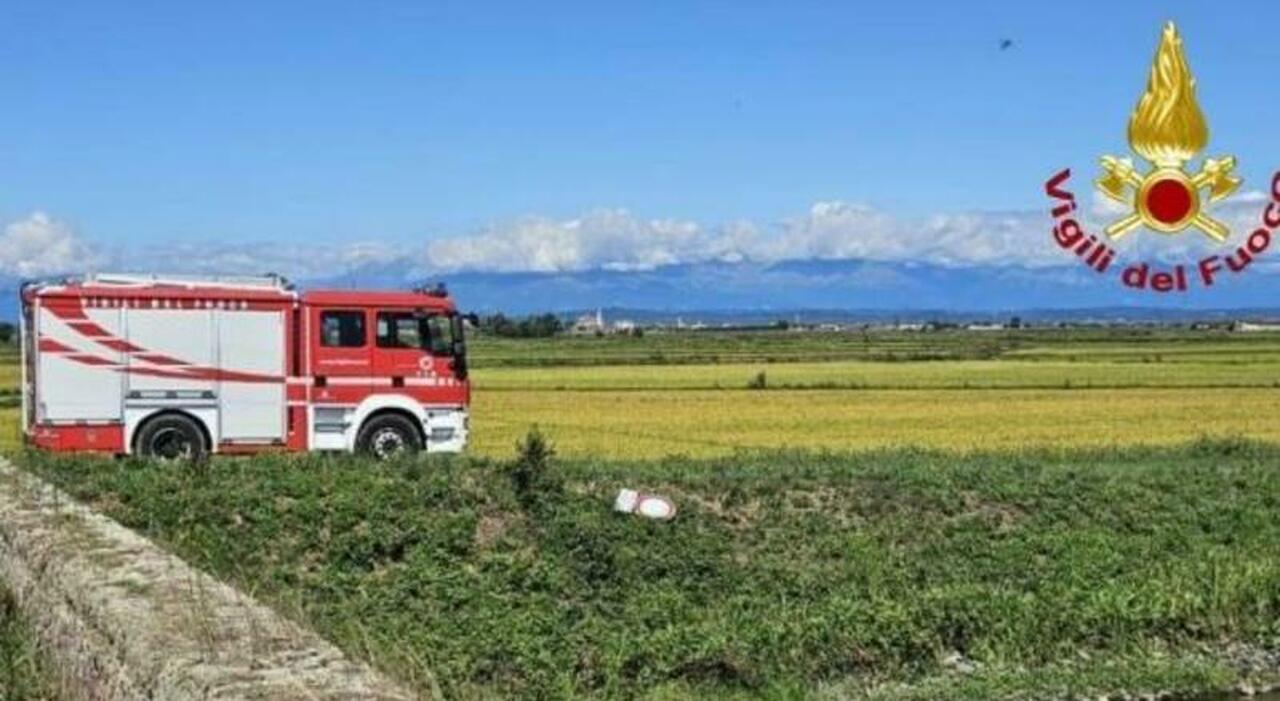 Aereo ultraleggero precipita in una risaia nel Vercellese, morto il pilota. L Aereo ultraleggero precipita in una risaia nel Vercellese, morto il pilota. L