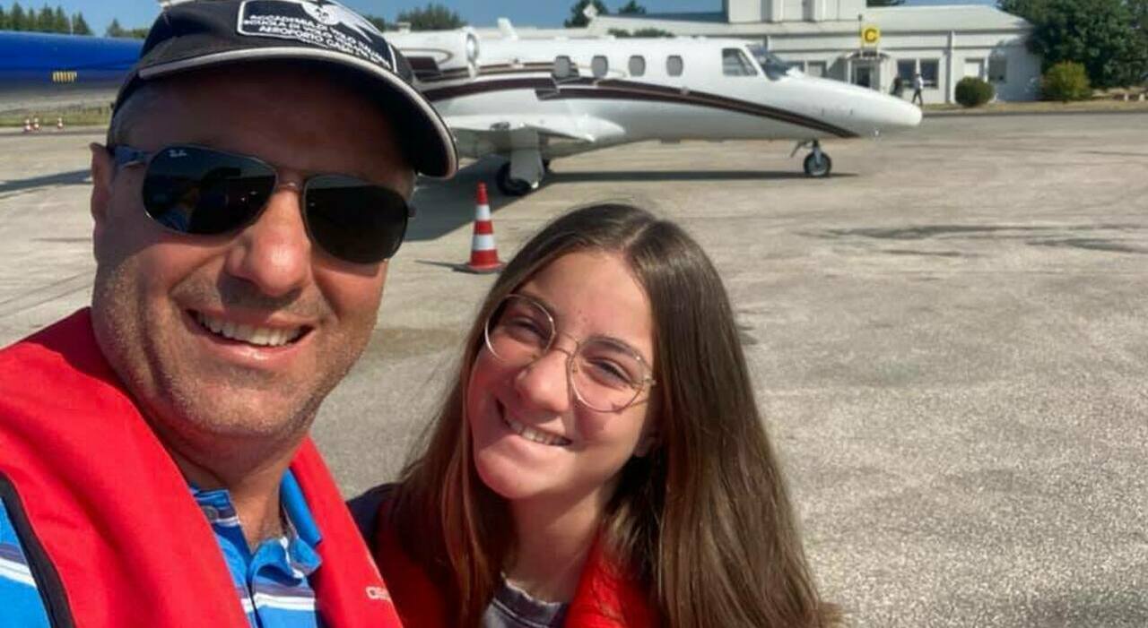 Aereo ultraleggero precipita in una risaia, morti papà e figlia: chi erano. L Aereo ultraleggero precipita in una risaia, morti papà e figlia: chi erano. L