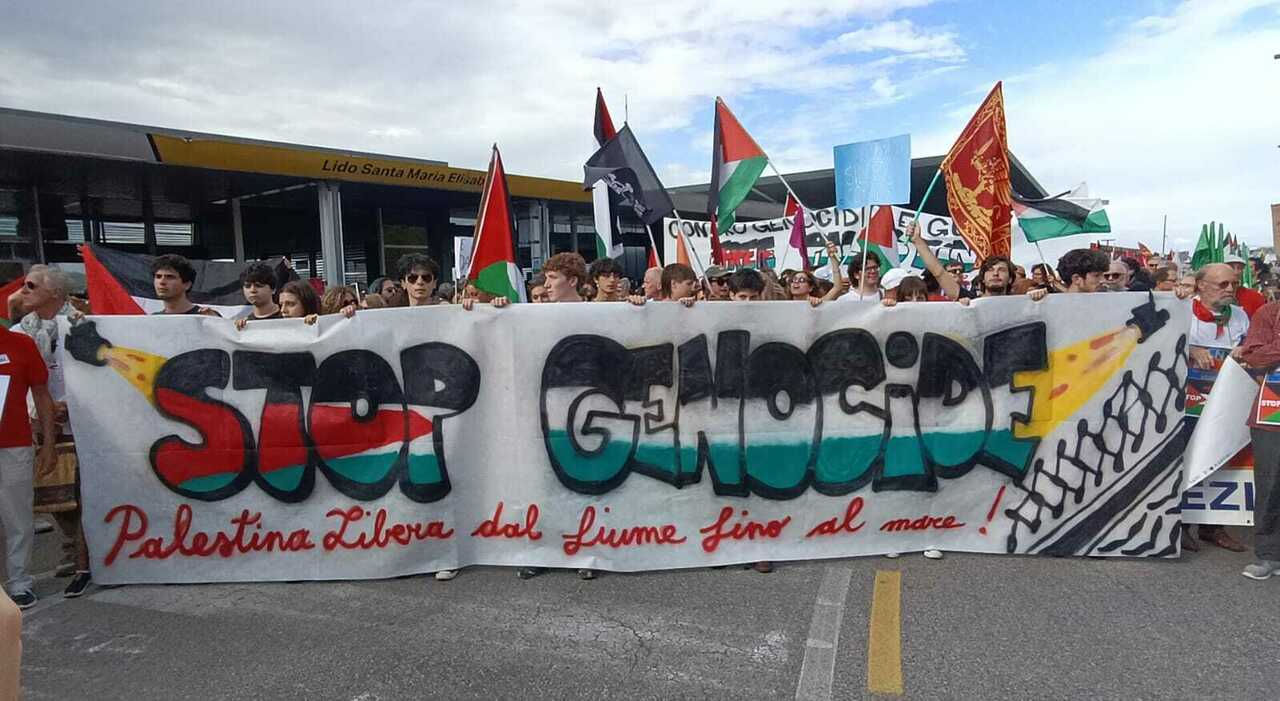 «Stop al genocidio. Palestrina libera dal fiume fino al mare»: migliaia al corteo al Lido contro la guerra. Il messaggio di Riondino alla Biennale «Stop al genocidio. Palestrina libera dal fiume fino al mare»: migliaia al corteo al Lido contro la guerra. Il messaggio di Riondino alla Biennale