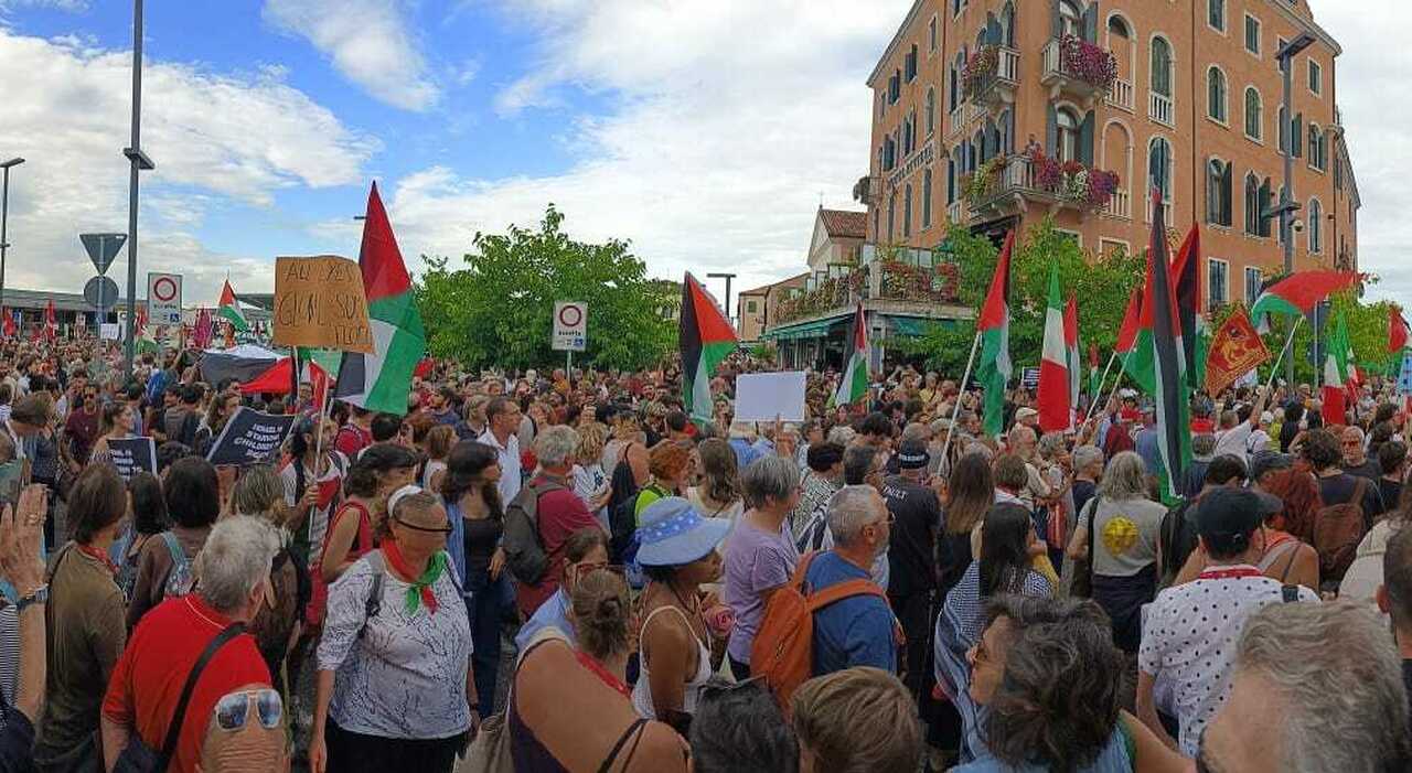 «Stop al genocidio. Palestina libera dal fiume fino al mare»: 5mila al corteo al Lido contro la guerra, presenti Emanuela Fanelli, Ottavia Piccolo e Zerocalcare «Stop al genocidio. Palestina libera dal fiume fino al mare»: 5mila al corteo al Lido contro la guerra, presenti Emanuela Fanelli, Ottavia Piccolo e Zerocalcare