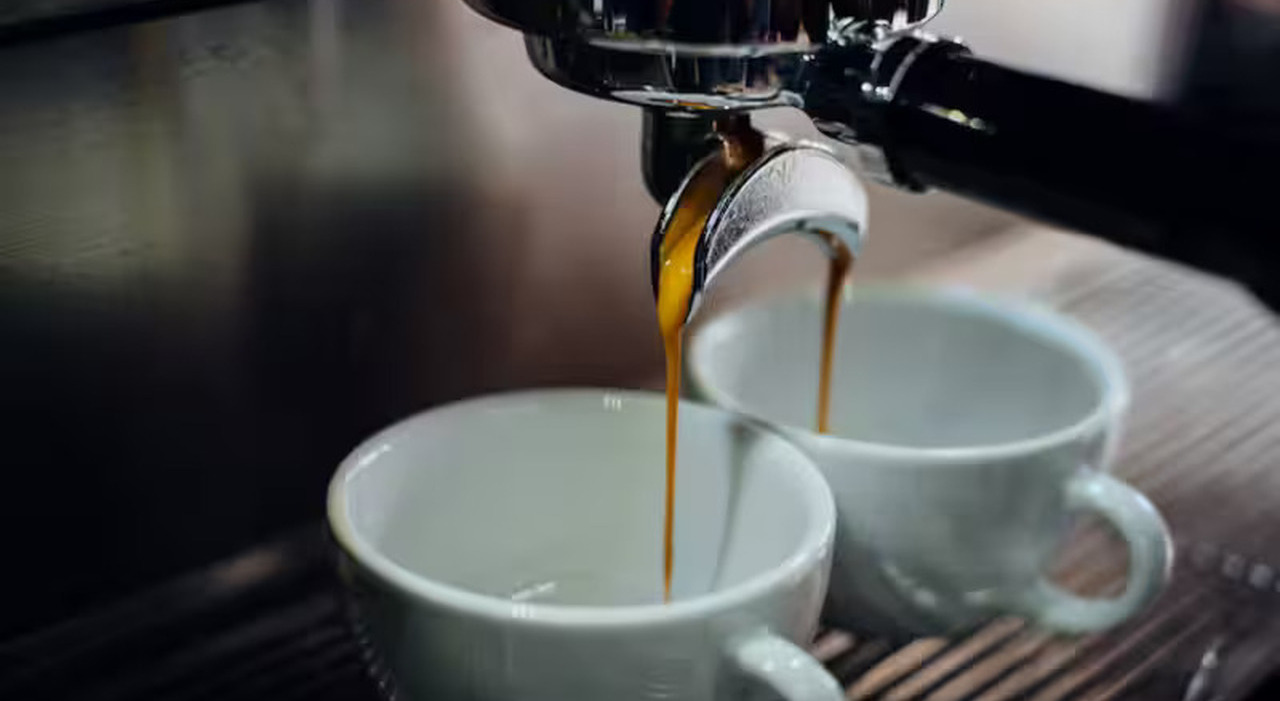Caffè, la classifica delle città dove costa di più: sorpresa per Benevento. Il sindaco Mastella: «Il costo? Non so, me lo offrono sempre» Caffè, la classifica delle città dove costa di più: sorpresa per Benevento. Il sindaco Mastella: «Il costo? Non so, me lo offrono sempre»