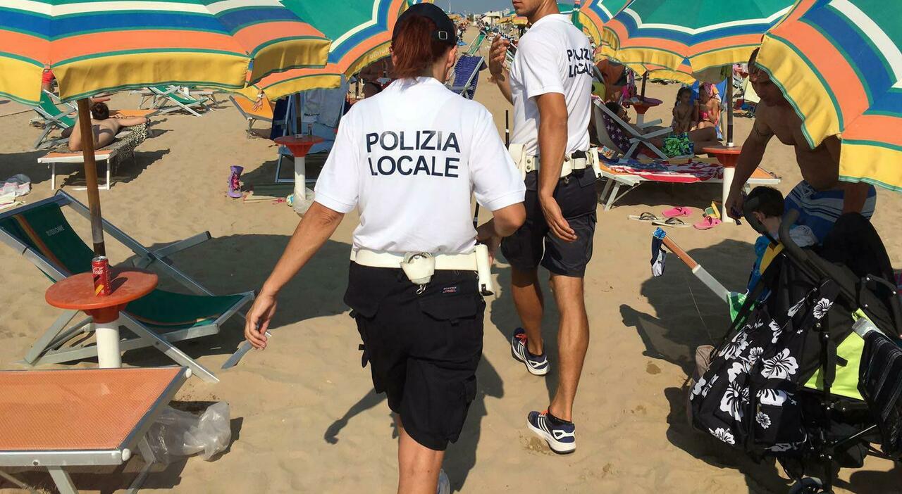 Pedofilo in spiaggia, nudo nei bagni per fotografare i bambini. Inseguito dai bagnanti, 40enne albanese arrestato. Nel cellulare un archivio di filmati comprati su Telegram Pedofilo in spiaggia, nudo nei bagni per fotografare i bambini. Inseguito dai bagnanti, 40enne albanese arrestato. Nel cellulare un archivio di filmati comprati su Telegram