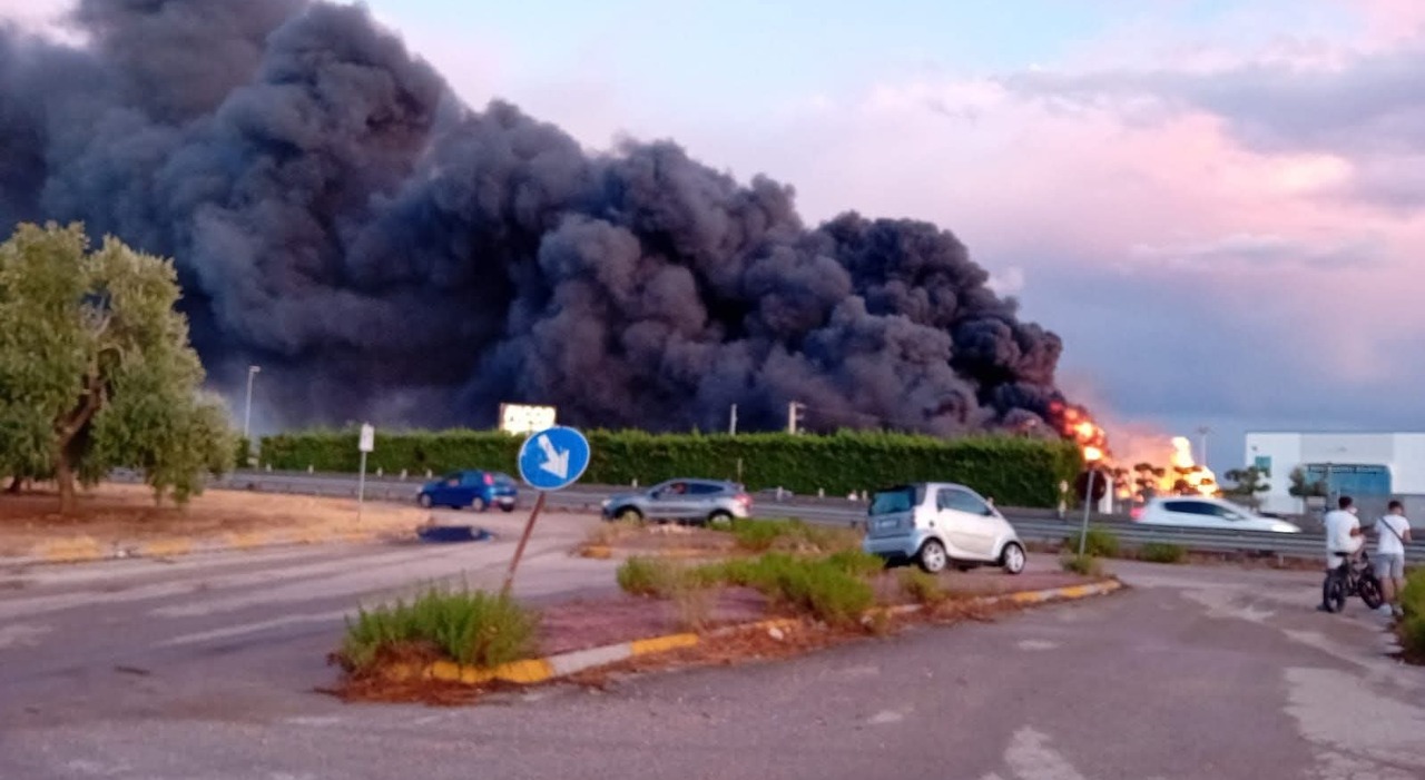 Deposito di auto a fuoco, paura sulla provinciale. «Chiudete le finestre» Deposito di auto a fuoco, paura sulla provinciale. «Chiudete le finestre»