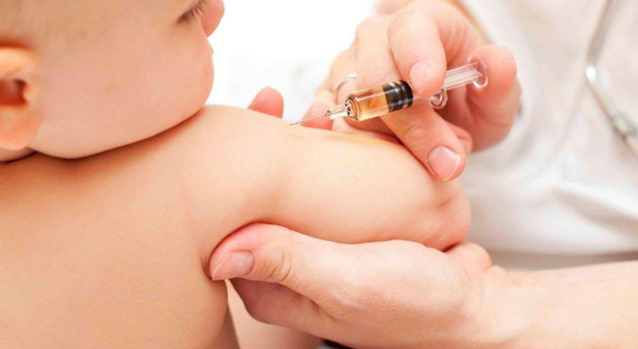 https://statics.cedscdn.it/photos/MED_HIGH/2025/08/31/9040173_31092348_vaccini_malattie_infettive_mani_bocca_piedi_bambini.jpg