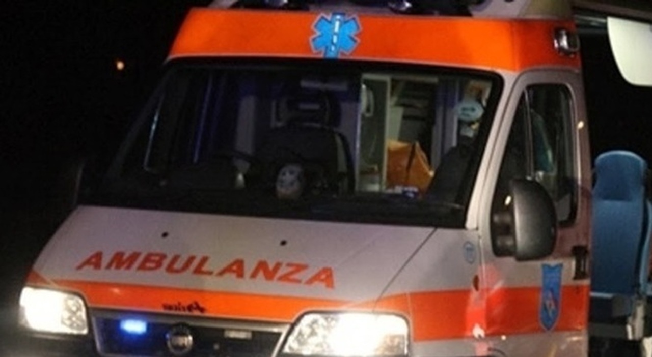 https://statics.cedscdn.it/photos/MED_HIGH/2025/08/31/9040719_31120442_ambulanza_notte.jpg