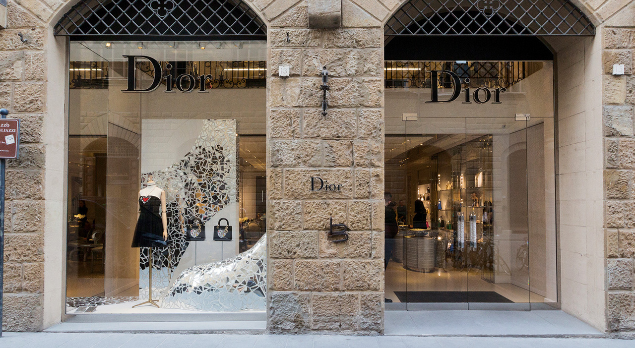 Svaligiato il negozio Dior in centro a Firenze: banda del buco mette a segno un colpo da 200mila euro Svaligiato il negozio Dior in centro a Firenze: banda del buco mette a segno un colpo da 200mila euro