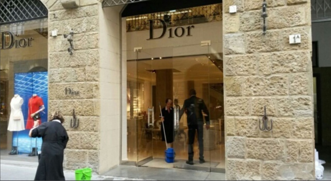 Firenze, colpo al negozio Dior in pieno centro: nella notte rubati borse e vestiti per 200mila euro