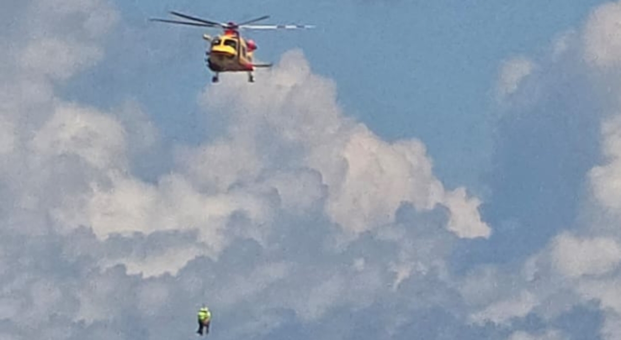 Turista ha un malore e si accascia in spiaggia davanti ai bagnanti: vano l
