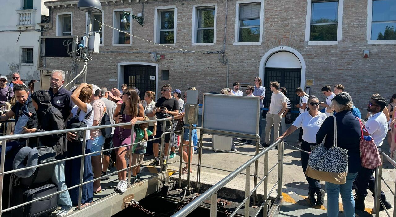 https://statics.cedscdn.it/photos/MED_HIGH/2025/08/31/9040778_31142323_code_vaporetto_mezzo_pieno_mostra_del_cinema_lido.jpg