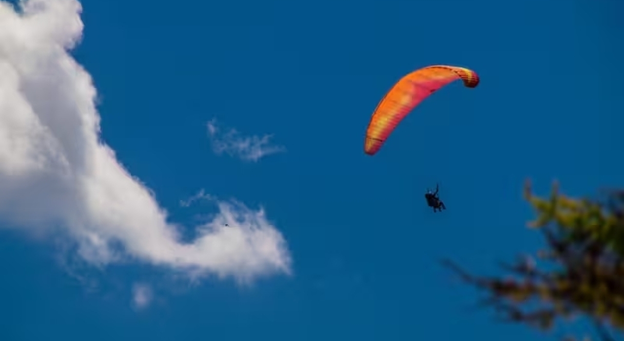 si schianta col parapendio e muore la vittima aveva 36 anni le evoluzioni in volo la perdita di controllo e la caduta