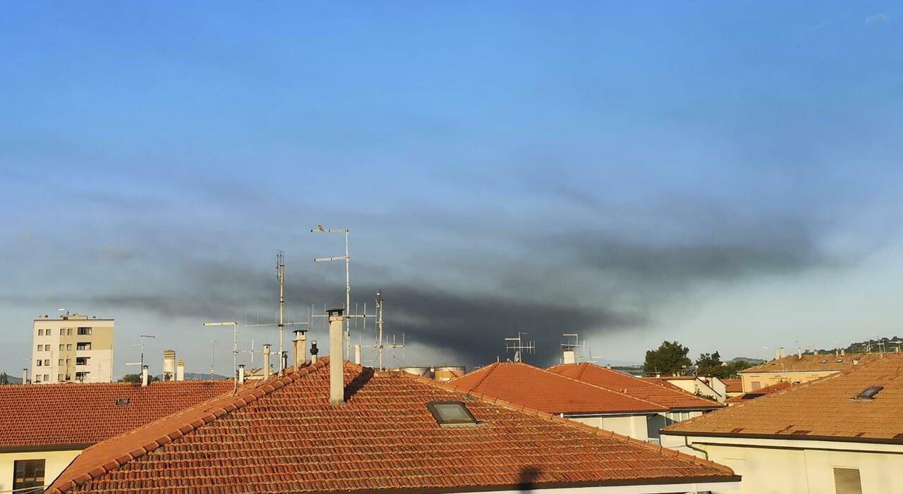 Pesaro, nube nera visibile per chilometri: paura alla Sider per un nuovo incendio (spento subito)