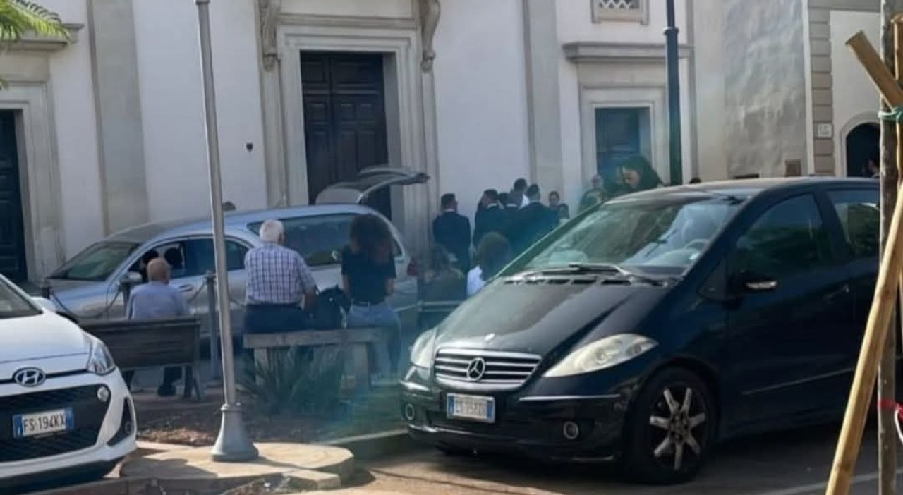 Salento: feretro in chiesa, ma il portone è chiuso: l Salento: feretro in chiesa, ma il portone è chiuso: l
