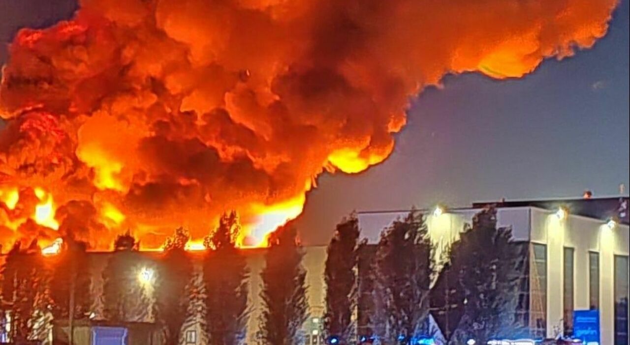 Incendio distrugge il magazzino dell Incendio distrugge il magazzino dell